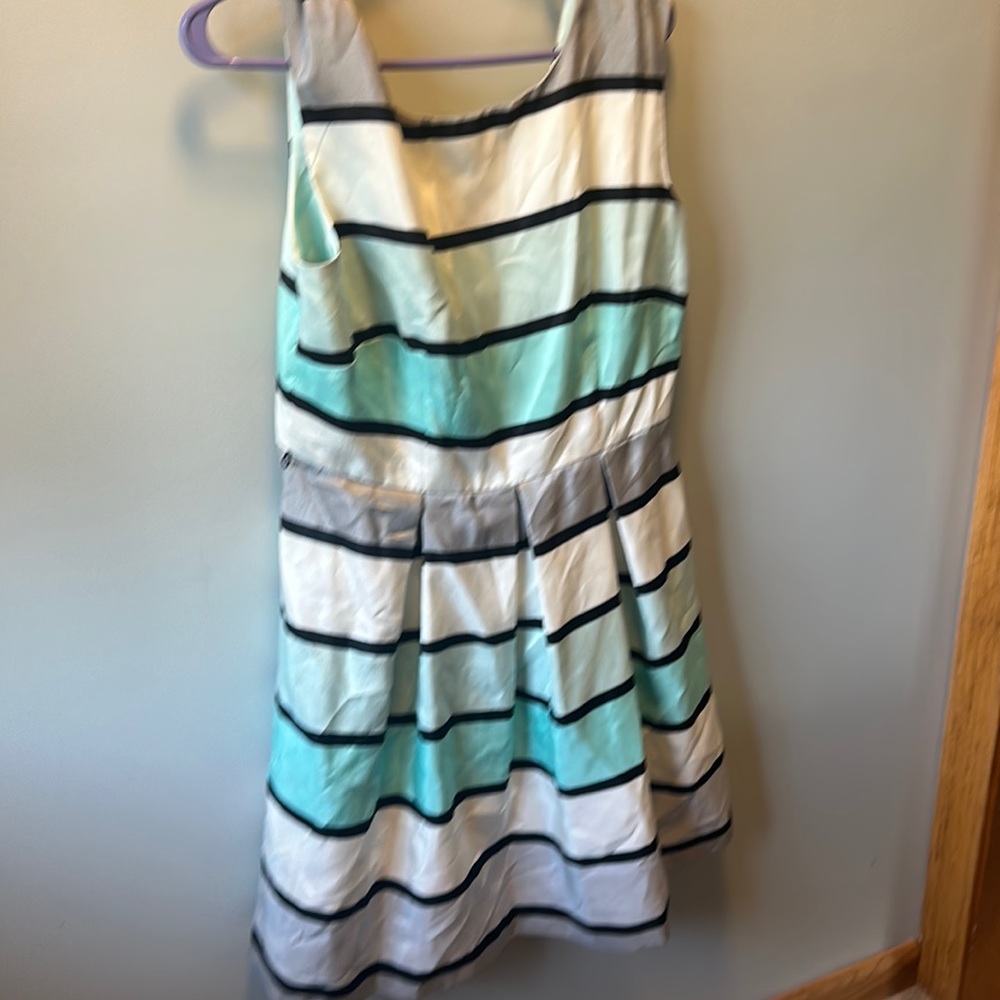 Cute summer Danny and nicole sleevess dress size14. Two shades of green and blac